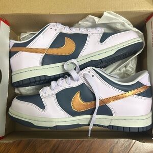 NWOT Nike Dunk Low SE Youth 5 (Y5) Thunder Blue/Barely Grape/Metallic Copper